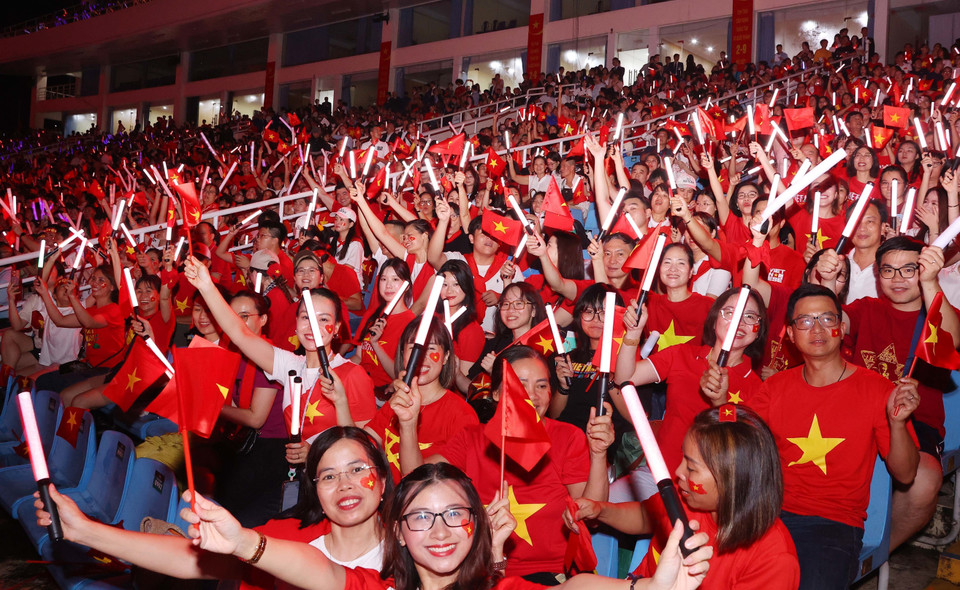 The programme features impressive performances of song and dance, warmly applauded by the audience. (Photo: VNA)