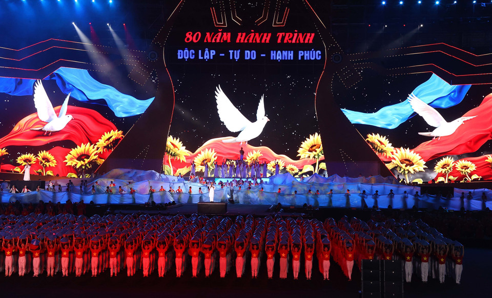 The programme features impressive performances of song and dance, warmly applauded by the audience. (Photo: VNA)