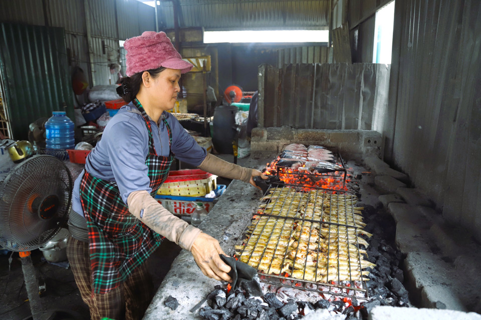 Sea fish are grilled over charcoal fires at kilns near the Lach Van estuary in Yen Thinh coastal village, Dien Chau commune, Nghe An province. (Photo: VNA)
