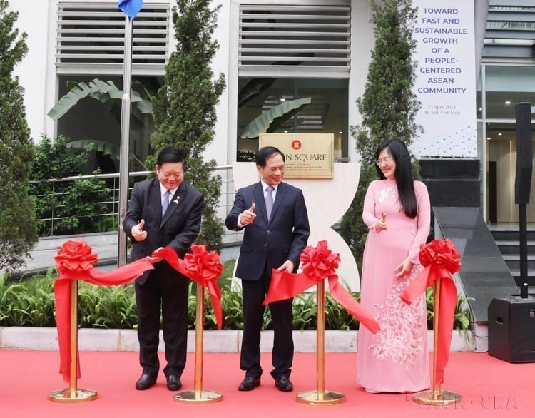 Foreign Minister Bui Thanh Son, ASEAN Secretary-General Kao Kim Hourn, and Acting Director of the Diplomatic Academy of Vietnam Pham Lan Dung inaugurate the ASEAN Square at the Diplomatic Academy of Vietnam (Hanoi, April 22, 2024). (Photo: VNA)