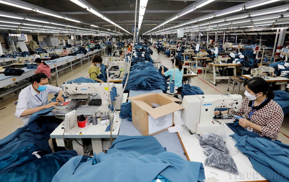 Vietnam’s exports to Angola mainly include rice, textiles, and fertilisers. In photo: Producing export garments at Ho Guom Garment Company. (Photo: VNA)