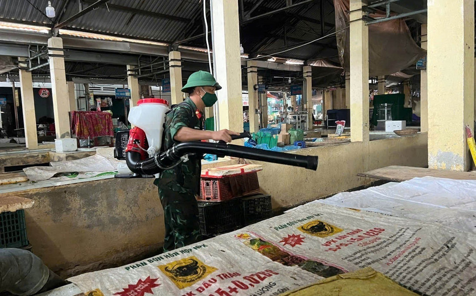 Military forces assist locals in disinfecting schools, markets and public areas after the floods. (Photo: VNA)
