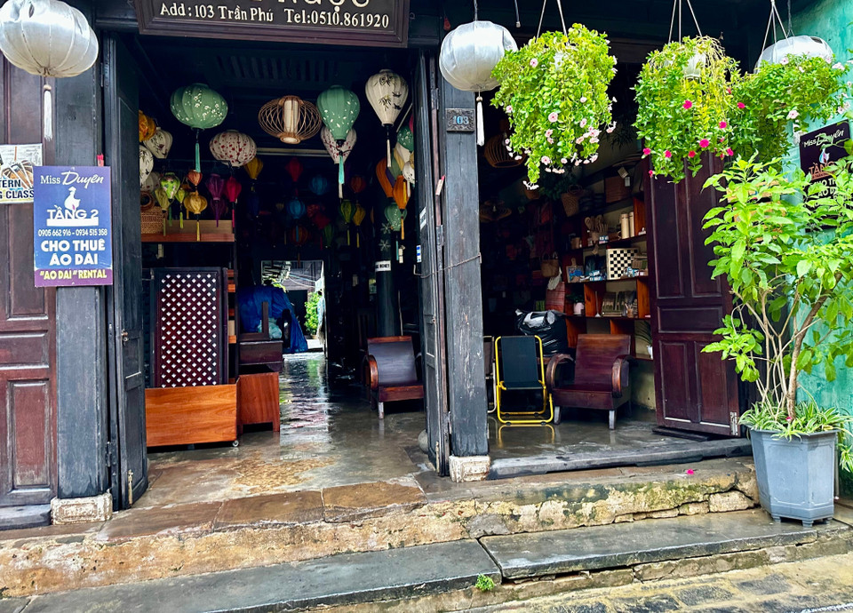A shop in Hoi An ancient town is cleaned and prepared to welcome customers after the floods. (Photo: VNA)