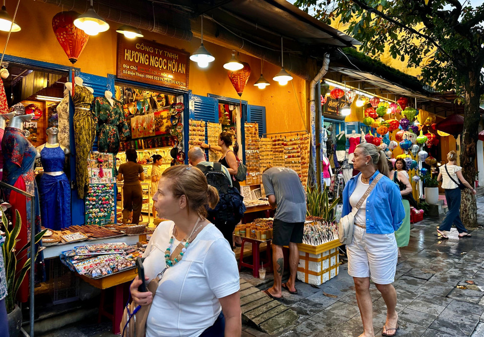Many shops reopen, attracting visitors in Hoi An. (Photo: VNA)