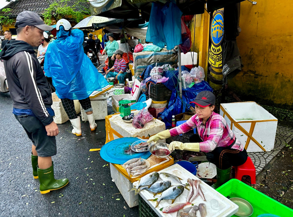 Vendors resume trading to meet daily needs in Hoi An ancient town. (Photo: VNA)