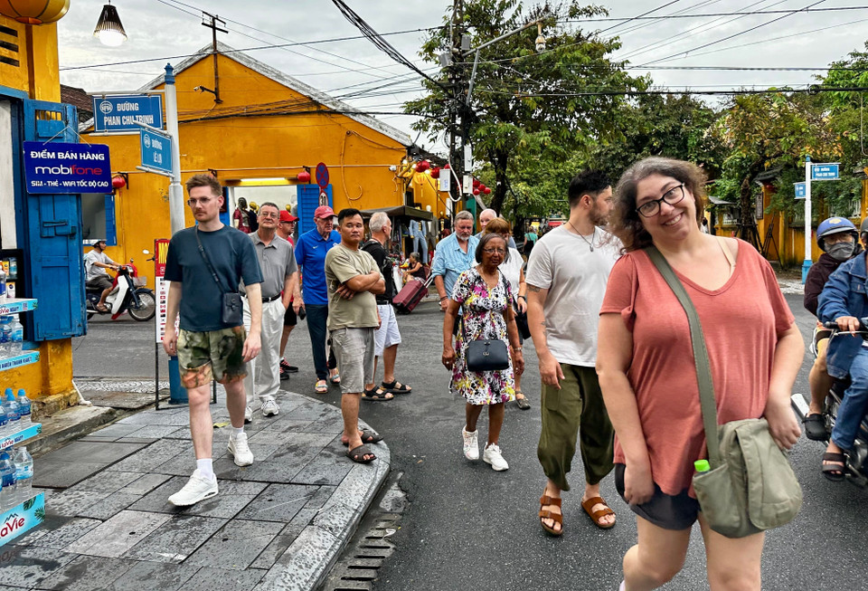 Tourists enjoy strolling along the streets of Hoi An ancient town. (Photo: VNA)
