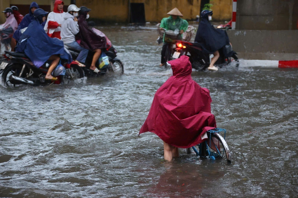 Cau Dien Street is deeply inundated, severely affecting residents’ travel on the morning of October 7. (Photo: VNA)