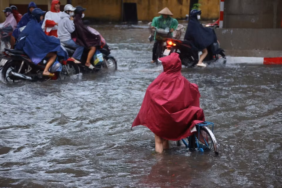Cau Dien Street is deeply inundated, severely affecting residents’ travel on the morning of October 7. (Photo: VNA)