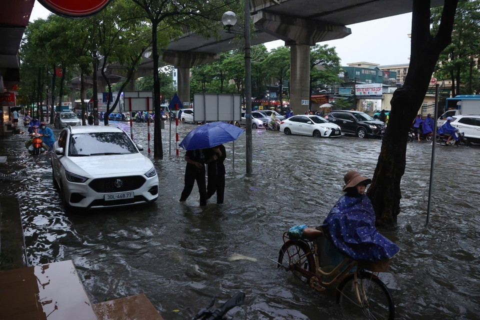 Cau Dien Street is deeply inundated, severely affecting residents’ travel on the morning of October 7. (Photo: VNA)