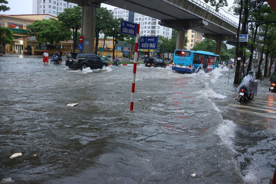 Cau Dien Street is deeply inundated, severely affecting residents’ travel on the morning of October 7. (Photo: VNA)
