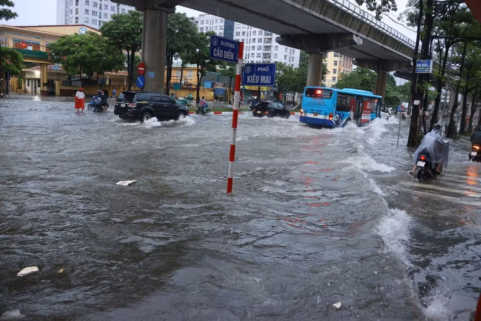 Cau Dien Street is deeply inundated, severely affecting residents’ travel on the morning of October 7. (Photo: VNA)