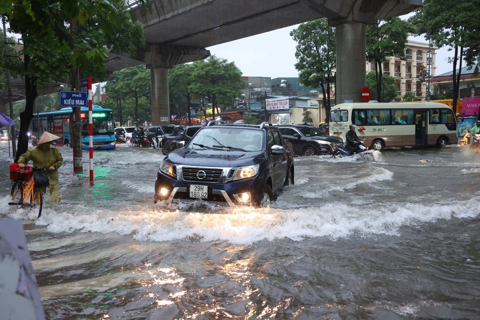 Many streets are heavily flooded on the morning of October 7. (Photo: VNA)
