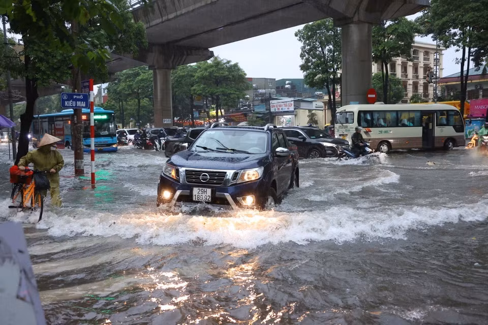 Many streets are heavily flooded on the morning of October 7. (Photo: VNA)