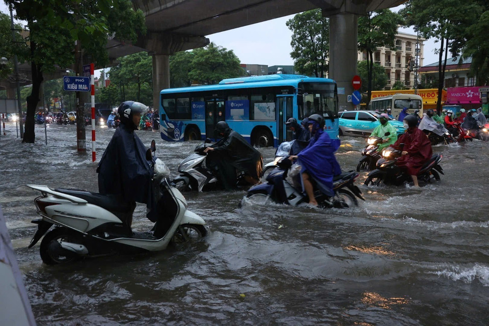 Cau Dien Street is deeply inundated, severely affecting residents’ travel on the morning of October 7. (Photo: VNA)