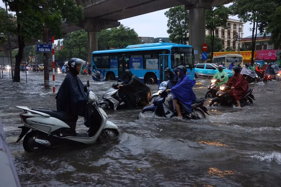 Cau Dien Street is deeply inundated, severely affecting residents’ travel on the morning of October 7. (Photo: VNA)
