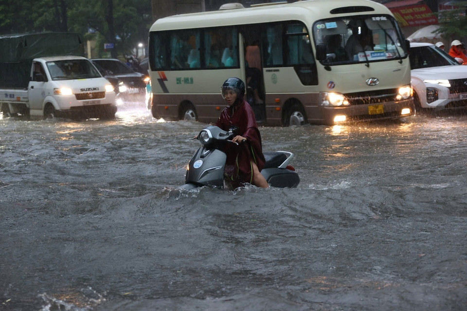 Several sections of National Highway 32 are heavily flooded on the morning of October 7. (Photo: VNA)