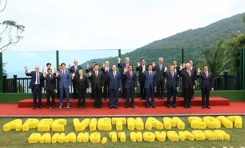 State President Tran Dai Quang and heads of delegation attend the 25th APEC Economic Leaders’ Meeting in Da Nang, November 11, 2017. (Photo: VNA)