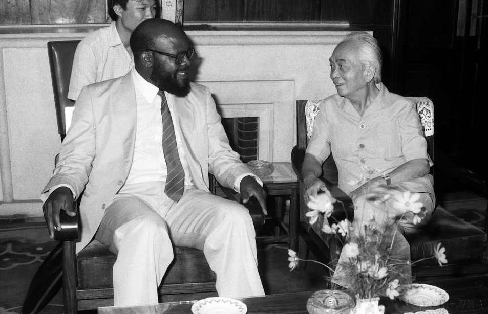 Deputy Chairman of the Council of Ministers Vo Nguyen Giap receives an Angolan Government economic delegation led by Minister of Agriculture Fernando Faustino Muteka, attending the 3rd session of the Vietnam–Angola Intergovernmental Committee (Hanoi, May 3, 1989). (Photo: VNA)