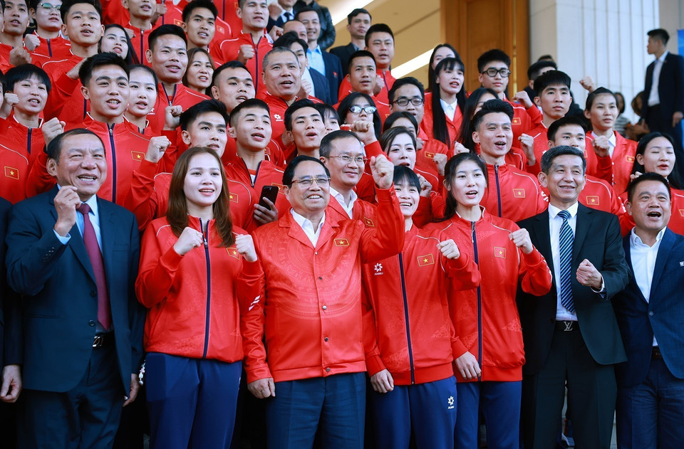 Prime Minister Pham Minh Chinh joins athletes, coaches and experts of the Vietnamese sports delegation to express their determination ahead of the 33rd SEA Games. (Photo: VNA)