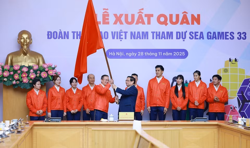 Prime Minister Pham Minh Chinh presents the flag to the Vietnamese sports delegation heading to the 33rd SEA Games. (Photo: VNA)