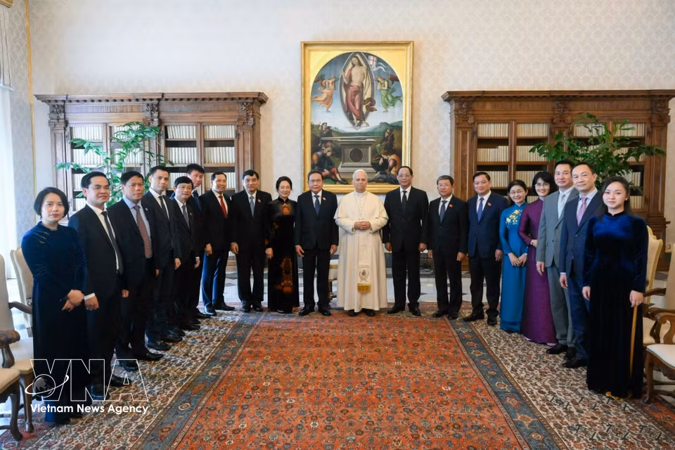 National Assembly Chairman Tran Thanh Man, his spouse, Pope Leo XIV and delegates pose for a group photo. (Photo: VNA)