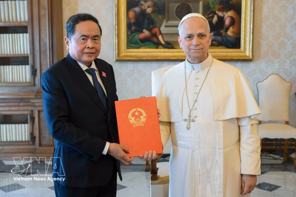 National Assembly Chairman Tran Thanh Man presents a letter from Party General Secretary and State President To Lam to Pope Leo XIV. (Photo: VNA)