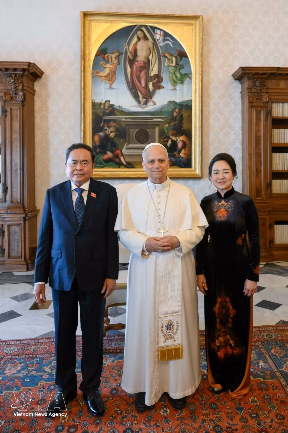 National Assembly Chairman Tran Thanh Man, his spouse and Pope Leo XIV pose for a group photo. (Photo: VNA)