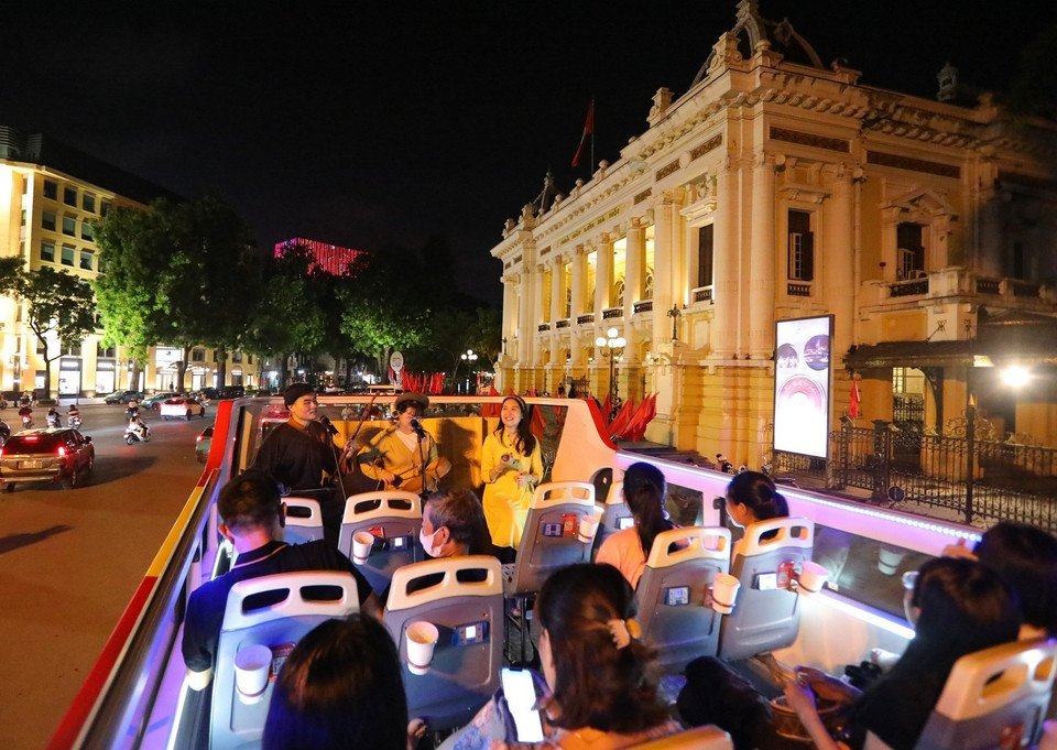 The “Xam on the bus” tour passes the Hanoi Opera House on the evening of June 28, 2025. (Photo: VNA)