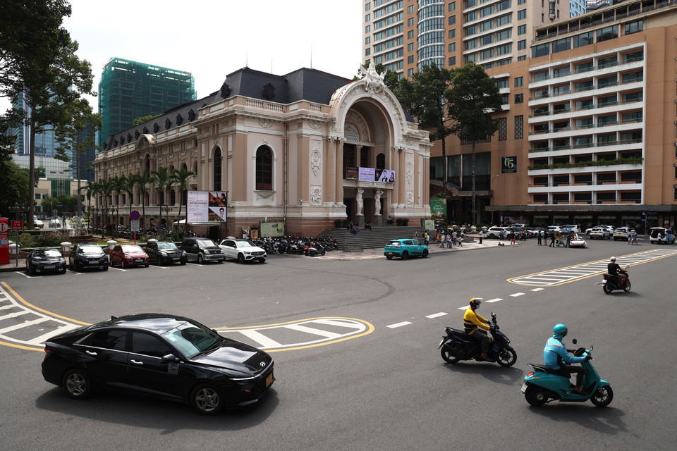 A peaceful moment at Lam Son Square in the heart of Ho Chi Minh City, in front of the Municipal Theatre. (Photo: VNA)