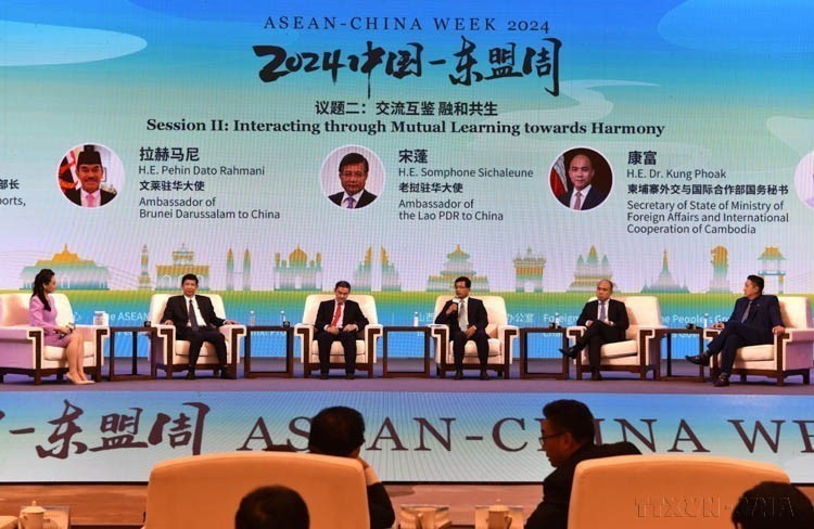 ASEAN and Chinese delegates attend a dialogue session during the ASEAN–China Week, themed “ASEAN–China Comprehensive Strategic Partnership: Achieving Prosperity through Innovation” (Shanxi, China, August 12, 2024). (Photo: VNA)