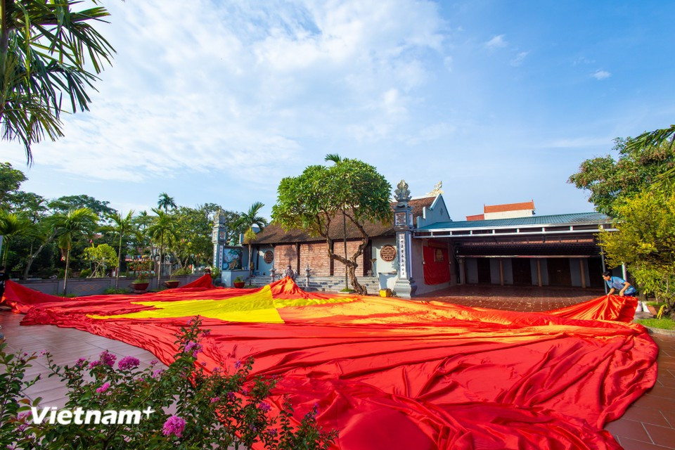 In the jubilant atmosphere, the workshop of Nguyen Van Trung in Giap Long village, Chuong Duong commune, is racing to complete a giant national flag measuring 600 sq.m. (Photo: Vietnam+)