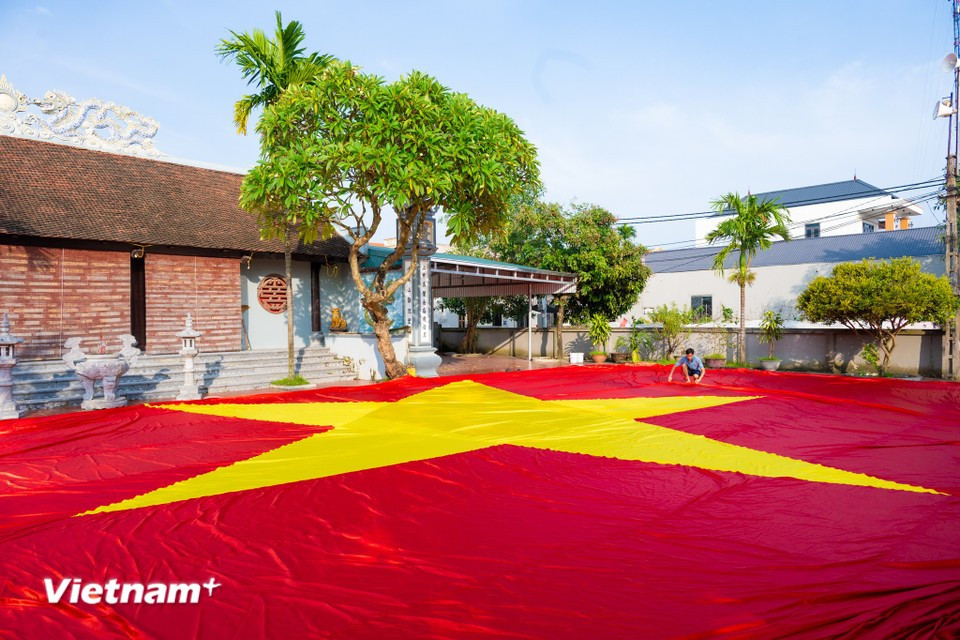 For this flag, Trung stitched together 14 fabric panels, each 1.5 m wide, into a single base. The central yellow star was assembled from about 5–6 additional panels, cut and joined with precision for perfect proportions. (Photo: Vietnam+)