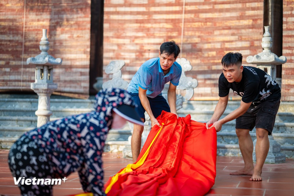 From design to completion, the 600 sq.m flag took around 4–5 continuous days to make. (Photo: Vietnam+)