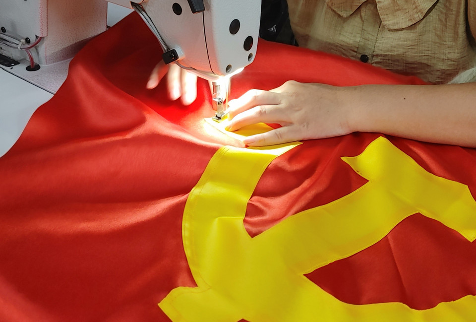 Each stage is carried out with great attention to detail and dedication. (Photo: VNA)