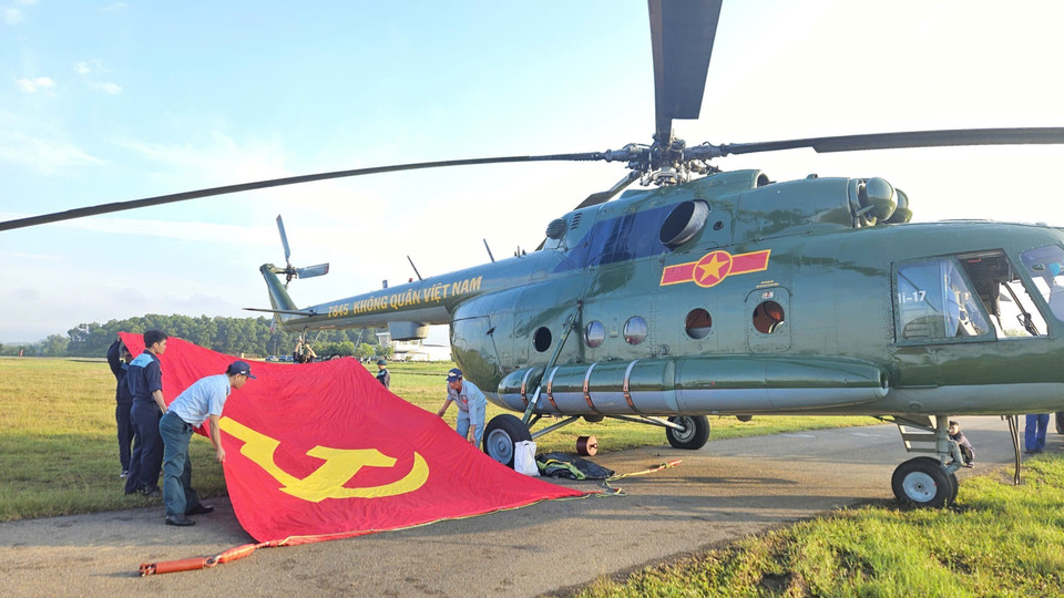 Mi-171 helicopter carries flag ahead of formation training flight. (Photo: VNA)