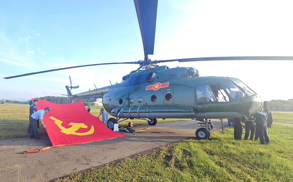 Mi-171 helicopter carries flag ahead of formation training flight. (Photo: VNA)