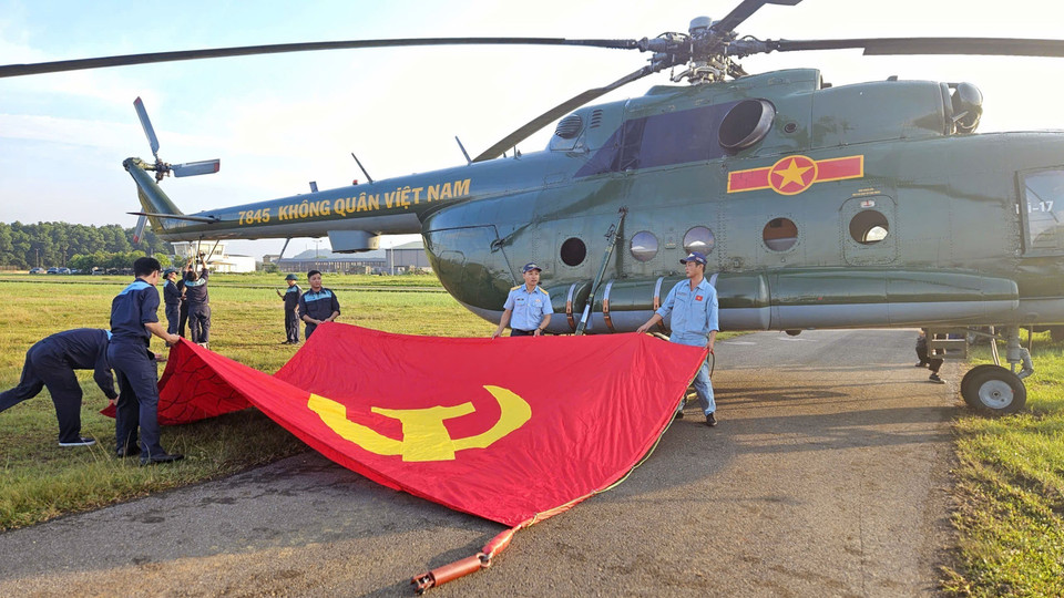 Mi-171 helicopter carries flag ahead of formation training flight. (Photo: VNA)