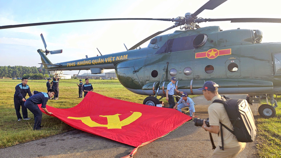 Mi-171 helicopter carries flag ahead of formation training flight. (Photo: VNA)