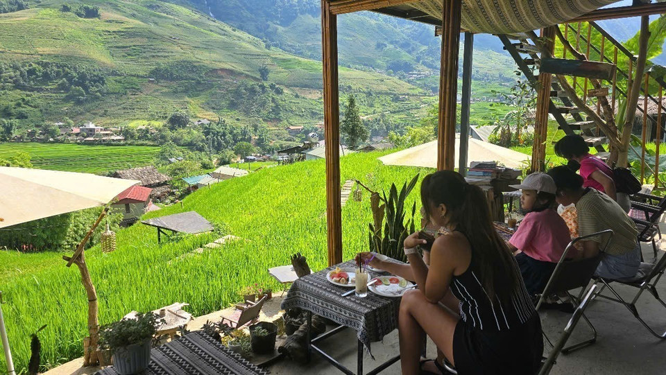 Cafes overlooking lush terraced fields, offering close contact with nature, are popular with visitors in Ta Van. (Photo: VNA)