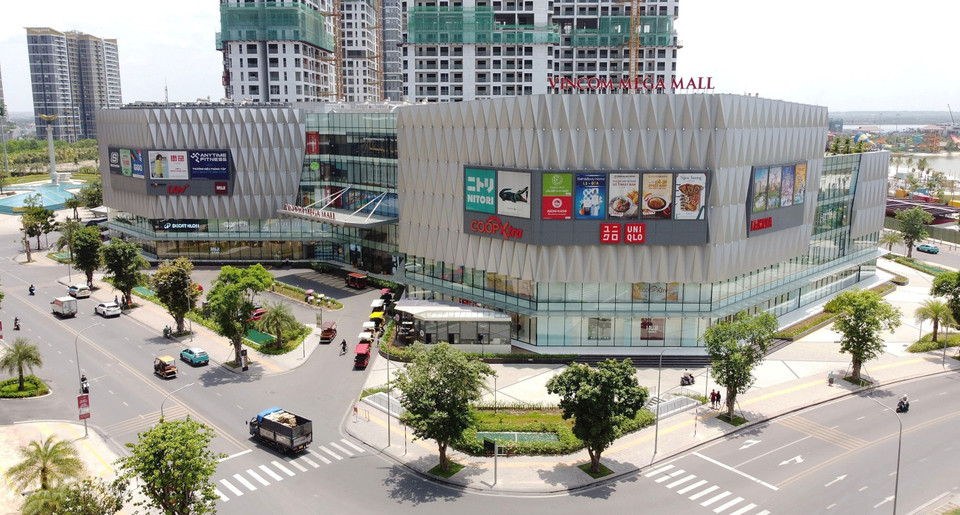Shoppers explore modern retail amenities at one of Ho Chi Minh City’s mega malls. (Photo: VNA)