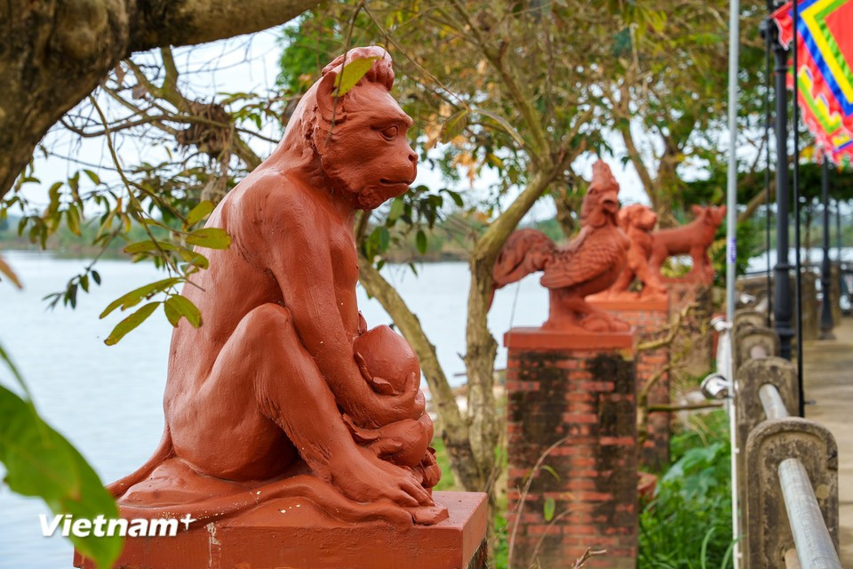 Along the Thu Bon River, past zodiac animals from previous years stand tall as witnesses to time. Soon, the completed Year of the Horse figurines will join them, marking the arrival of a prosperous new year for the craft village. (Photo: Vietnam+)