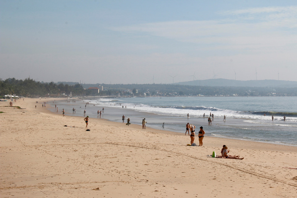 International tourists on Ham Tien Beach, part of the Mui Ne National Tourist Area plan (Photo: VNA)
