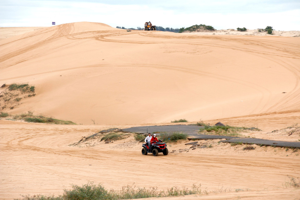 Tourists riding ATVs at Bau Trang Scenic Site, within the Mui Ne National Tourist Area plan. (Photo: VNA)