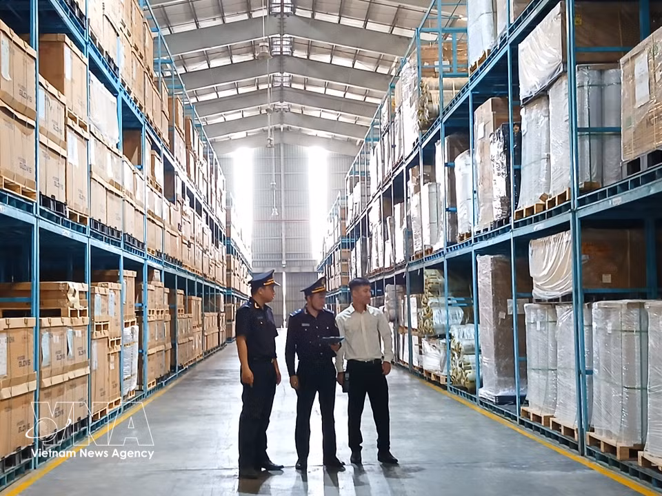 Customs officers at Ky Ha Port border gate, in coordination with Chu Lai International Port Co., Ltd., inspect goods stored at Chu Lai International Port. (Photo: VNA)
