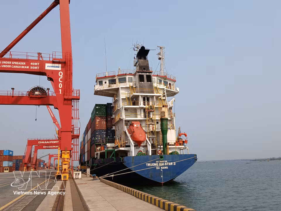 Cargo vessels operate at Chu Lai International Port. (Photo: VNA)