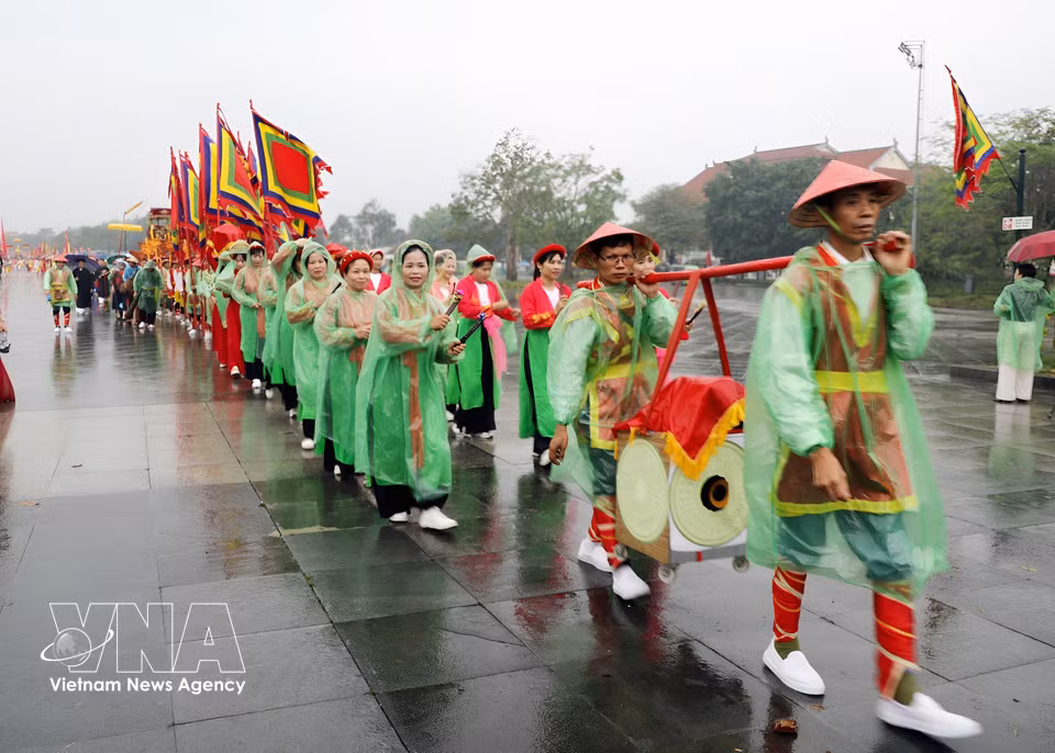 Palanquin processions from communes and wards converge on the special national historical site of Hung Temple. (Photo: VNA)