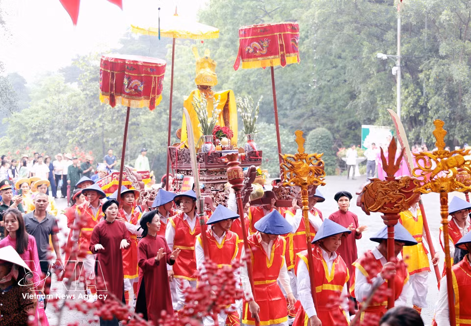 Palanquin processions from communes and wards converge on the special national historical site of Hung Temple. (Photo: VNA)