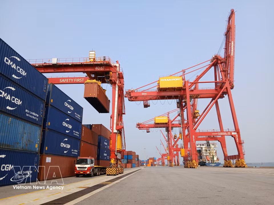 A 50,000-tonne berth at Chu Lai International Port is fully equipped with modern facilities, enabling rapid cargo handling. (Photo: VNA)