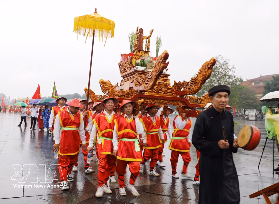 The palanquin procession to Hung Temple, during which offerings are presented to the ancestors, stands out as a meaningful cultural highlight, embodying gratitude and respect for forebears. (Photo: VNA)