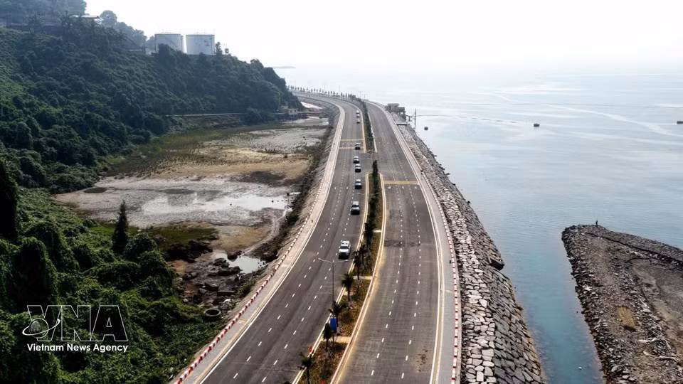 The coastal road connecting Lien Chieu Port, launched in September 2023, spans nearly 3 km and is 30 metres wide with six lanes. The project has been completed. (Photo: VNA)